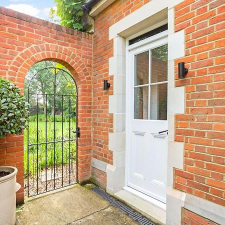 The Annexe - Beautiful Apartment With Garden Close To Heathrow And Windsor ステーンズ エクステリア 写真